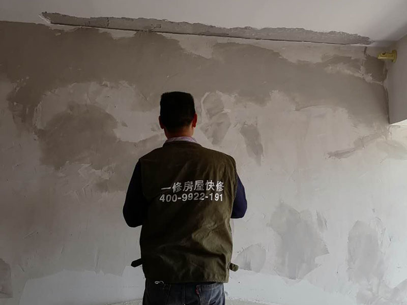 墻面乳膠漆翻新：如果原墻面只是簡單的變舊沒有剝離現(xiàn)象，可以直接清理干凈，用滾刷或噴涂機(jī)zhidao滾（噴）一遍云泉水性漆，等干透然后在上二遍就OK了！ 如果有裂縫或爆皮的，需要清理干凈浮塵再用鏟除墻面，有坑不內(nèi)平處用石膏找平，有裂縫的用布袋或網(wǎng)刷乳白膠粘貼到裂縫處，裂縫處需要刮兩遍膩?zhàn)拥谝槐槭菫榱损ぷ〔即途W(wǎng)容，第二遍找平，最后墻面一定要平整，然后再刷云泉水性漆就可以了！也是刷兩遍就OK了！