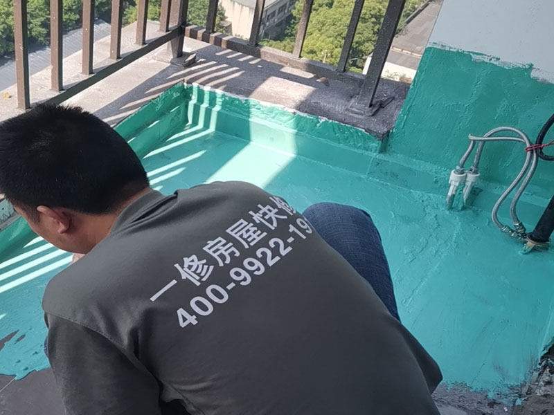 陽(yáng)臺(tái)防水施工：先用鏟刀和笤帚及工具將陽(yáng)臺(tái)基層表面的突起物、砂漿和疙瘩等鏟除并將塵土雜物清掃干凈，對(duì)陰陽(yáng)角、管根、地漏等部位應(yīng)認(rèn)真清理。 對(duì)陽(yáng)臺(tái)地漏、管根、陰陽(yáng)角等易發(fā)生漏水的部位，應(yīng)進(jìn)行特殊加強(qiáng)處理。 細(xì)部附加層：在地漏、管根、陰陽(yáng)角和出入口等易發(fā)生漏水的薄弱部位，可增加一層剛性防水，剛性防水寬度應(yīng)不小于100mm，搭接寬度應(yīng)不小于100mm。然后涂刷家裝專用防水涂料。 將配制好的防水涂料均勻涂刷在基層表面，涂刷量以0.8—1.0kg/㎡每遍為宜，直至防水合格為止，家裝防水要求一般為1.0mm左右。