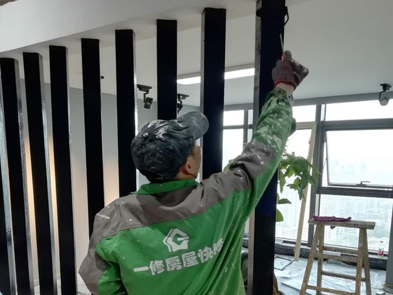 隔斷油漆翻新：首先用粗砂紙把需要刷油漆的地方都打磨一遍，注意轉(zhuǎn)角的地方不要打磨的太厲害，然后用布沾水，弄成半濕狀，把剛打磨完的粉末都擦干凈。拿細(xì)砂紙再重新打磨一遍，同樣要注意轉(zhuǎn)角處。再用沾水布把粉末清理干凈。就可以開始刷漆，刷漆的規(guī)則是從上到下，從左到右。