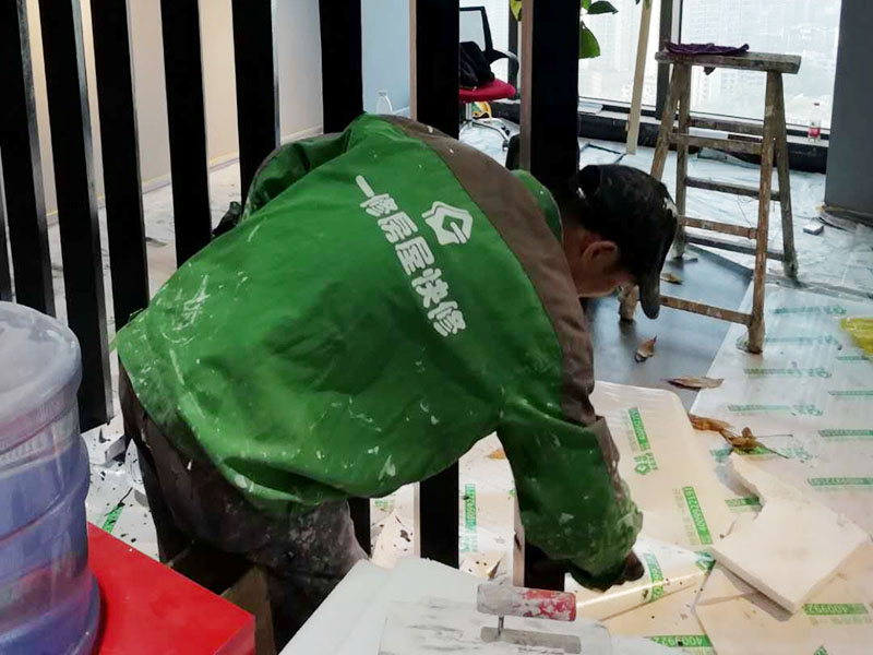隔斷油漆翻新：首先用粗砂紙把需要刷油漆的地方都打磨一遍，注意轉(zhuǎn)角的地方不要打磨的太厲害，然后用布沾水，弄成半濕狀，把剛打磨完的粉末都擦干凈。拿細(xì)砂紙再重新打磨一遍，同樣要注意轉(zhuǎn)角處。再用沾水布把粉末清理干凈。就可以開始刷漆，刷漆的規(guī)則是從上到下，從左到右。