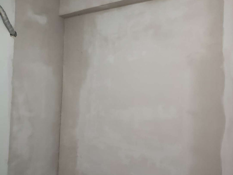 墻面翻新裝修：1、短期內(nèi)：對(duì)于購(gòu)買的二手房墻面，如果是裝修沒(méi)多久，那么在進(jìn)行墻面處理的時(shí)候，原先的耐水膩?zhàn)涌梢员Ａ粢恍挥猛耆溺P掉；用鋼刷和砂紙進(jìn)行打磨墻面，打磨后即可重新涂刷乳膠漆。 2、時(shí)間間隔太久：如果是五年以上的耐水膩?zhàn)?，由于材料老化，在二次刷漆的時(shí)候，就必須全部鏟除至墻底，否則的話會(huì)影響今后墻面乳膠漆的施工質(zhì)量和裝修后的長(zhǎng)期使用效果。