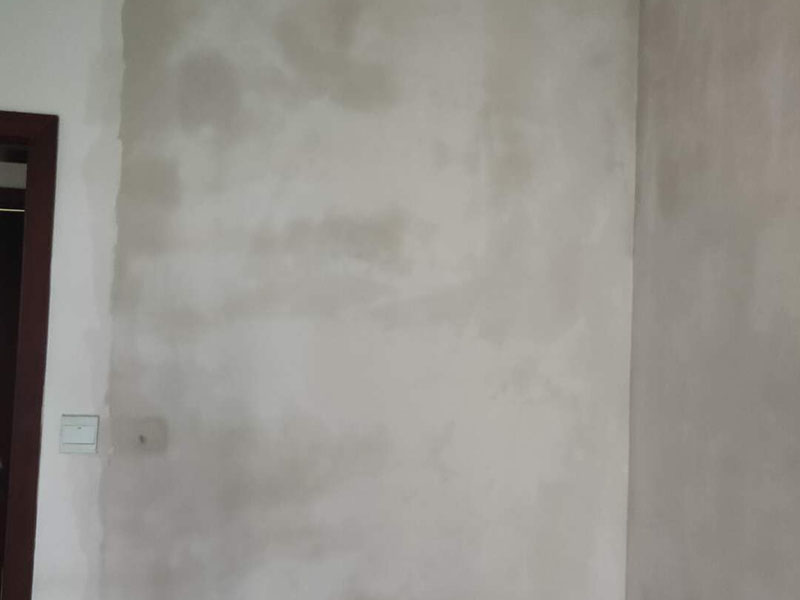 墻面翻新裝修：1、短期內(nèi)：對(duì)于購(gòu)買的二手房墻面，如果是裝修沒(méi)多久，那么在進(jìn)行墻面處理的時(shí)候，原先的耐水膩?zhàn)涌梢员Ａ粢恍?，不用完全的鏟掉；用鋼刷和砂紙進(jìn)行打磨墻面，打磨后即可重新涂刷乳膠漆。 2、時(shí)間間隔太久：如果是五年以上的耐水膩?zhàn)?，由于材料老化，在二次刷漆的時(shí)候，就必須全部鏟除至墻底，否則的話會(huì)影響今后墻面乳膠漆的施工質(zhì)量和裝修后的長(zhǎng)期使用效果。