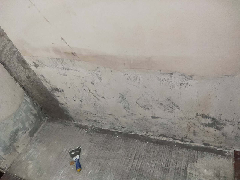 墻面局部維修翻新：墻面局部位置需要維修，墻面局部需要維修這個(gè)情況一般來說是比較常見的問題。可能由于以前裝修時(shí)施工工藝的原因，墻面局部出現(xiàn)開裂、脫落現(xiàn)象，或者墻面被家中小朋友亂寫亂畫，或不小心被硬物刮傷等等。這幾種問題都是比較常見的墻面局部問題，其中開裂以及刮傷這種有明顯傷痕的問題建議都是能夠盡快進(jìn)行維修，以免傷害到周圍其他完好墻面。 維修期間需要重新刮膩?zhàn)舆M(jìn)行修補(bǔ)找平，那么在施工時(shí)就需要等到每一層膩?zhàn)油耆赏覆拍苓M(jìn)行下一步的施工。乳膠漆在涂刷底漆與面漆時(shí)同樣需要一個(gè)自然干透的時(shí)間，這些是比較影響我們墻面乳膠漆維修時(shí)間的主要因素。