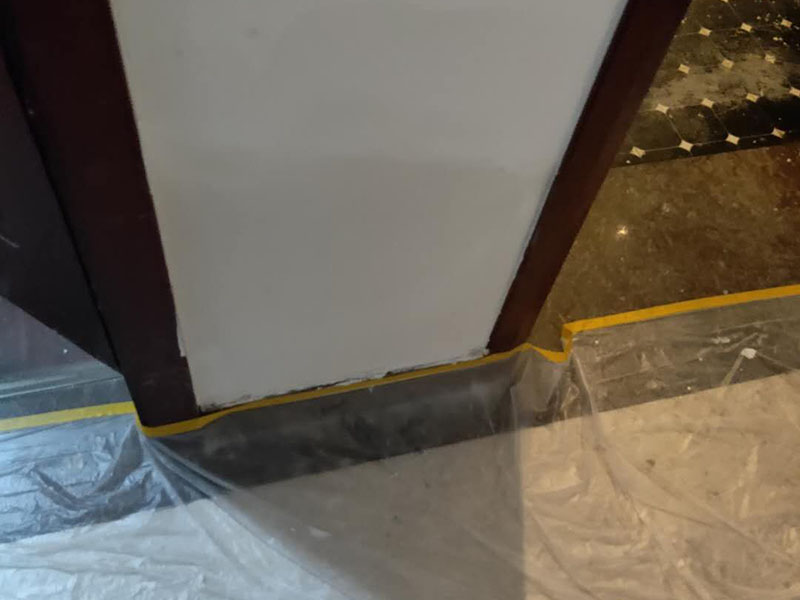 墻面局部維修翻新：墻面局部位置需要維修，墻面局部需要維修這個(gè)情況一般來說是比較常見的問題。可能由于以前裝修時(shí)施工工藝的原因，墻面局部出現(xiàn)開裂、脫落現(xiàn)象，或者墻面被家中小朋友亂寫亂畫，或不小心被硬物刮傷等等。這幾種問題都是比較常見的墻面局部問題，其中開裂以及刮傷這種有明顯傷痕的問題建議都是能夠盡快進(jìn)行維修，以免傷害到周圍其他完好墻面。 維修期間需要重新刮膩?zhàn)舆M(jìn)行修補(bǔ)找平，那么在施工時(shí)就需要等到每一層膩?zhàn)油耆赏覆拍苓M(jìn)行下一步的施工。乳膠漆在涂刷底漆與面漆時(shí)同樣需要一個(gè)自然干透的時(shí)間，這些是比較影響我們墻面乳膠漆維修時(shí)間的主要因素。