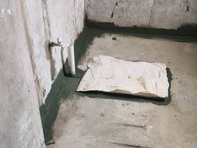 有一種叫架空式回填，這一種方式現(xiàn)在相對(duì)來說比較少了，首先這種方式的時(shí)間成本要多出一到兩天而且這種方式的防水相對(duì)來說會(huì)比較差，樓下很容易出現(xiàn)問題，雖然這種方式對(duì)了管道的保護(hù)是非常好的，因?yàn)樾l(wèi)生間中間就是空的，它就是在四周的墻面打孔，然后做現(xiàn)澆板，這樣做主要就是后期時(shí)間長(zhǎng)了四周容易出現(xiàn)滲漏，然后中間的架空層就會(huì)被水填滿，防水萬一出問題就比較麻煩。