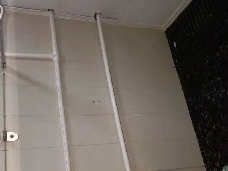 熱水器改造水電線路： 1、管子走線一定要合理,盡量避免曲折。 2、安全閥和計量表盤安裝到寬敞、通風(fēng)且易于作的地方。 3、氣管走線不要走陰暗、潮濕等容易產(chǎn)生腐蝕性物質(zhì)的地方,避免管子被腐蝕后漏氣;盡量走通風(fēng)的地方,避免漏氣后可能造成嚴(yán)重后果。 4、用水點與熱水器之間的管子長度盡量短一點,這樣在需要用熱水的時候,可以更快的放到熱水,同時也可以減小浪費(fèi)。 5、除了廚房、衛(wèi)生間、洗衣間的用水,如果需要,盡量考慮今后是否會養(yǎng)花、養(yǎng)魚等,提前預(yù)留出水位置,以免以后改造麻煩。