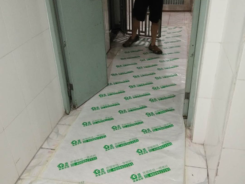 地面保護建渣處理：一、入戶門的保護 各種裝修物料的進場以及各種建筑裝修的清理，都會經(jīng)過入戶門，這些物品在搬運的過程中，與入戶門發(fā)生磕碰、摩擦的機率大大增加，第一個需要做好成品保護的地方就是我們的入戶門。 二、水電改造時的保護 1、電路改造的時候，能開槽的地方盡量開槽。 2、不能開槽的地方一定要做好固定和保護。 3、下水管要封好 。4、對裸露的線頭盡量進行包裹。  三、瓷磚、地板的鋪貼保護 瓷磚、地板的鋪裝，也屬于基礎裝修的部分，經(jīng)常發(fā)現(xiàn)瓷磚施工時和施工后都沒有做成品保護工作。 