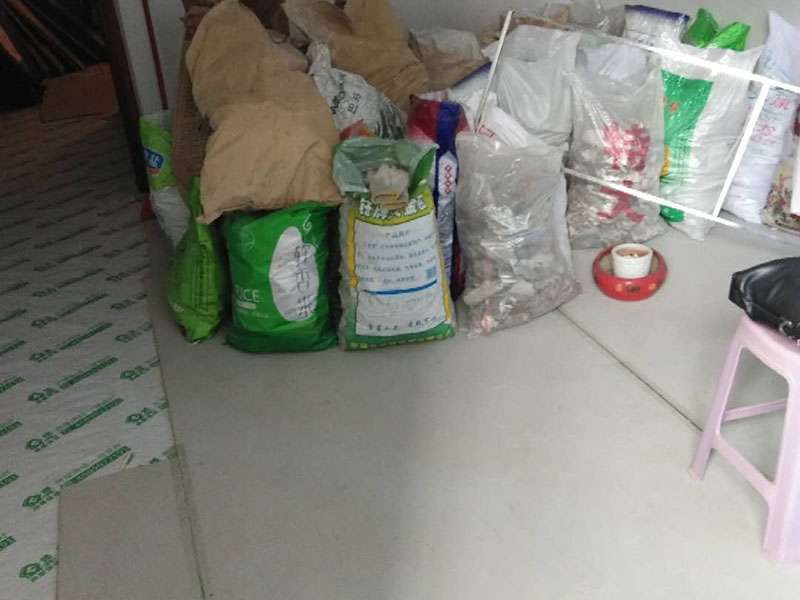 地面保護建渣處理：一、入戶門的保護 各種裝修物料的進場以及各種建筑裝修的清理，都會經(jīng)過入戶門，這些物品在搬運的過程中，與入戶門發(fā)生磕碰、摩擦的機率大大增加，第一個需要做好成品保護的地方就是我們的入戶門。 二、水電改造時的保護 1、電路改造的時候，能開槽的地方盡量開槽。 2、不能開槽的地方一定要做好固定和保護。 3、下水管要封好 。4、對裸露的線頭盡量進行包裹。  三、瓷磚、地板的鋪貼保護 瓷磚、地板的鋪裝，也屬于基礎裝修的部分，經(jīng)常發(fā)現(xiàn)瓷磚施工時和施工后都沒有做成品保護工作。 