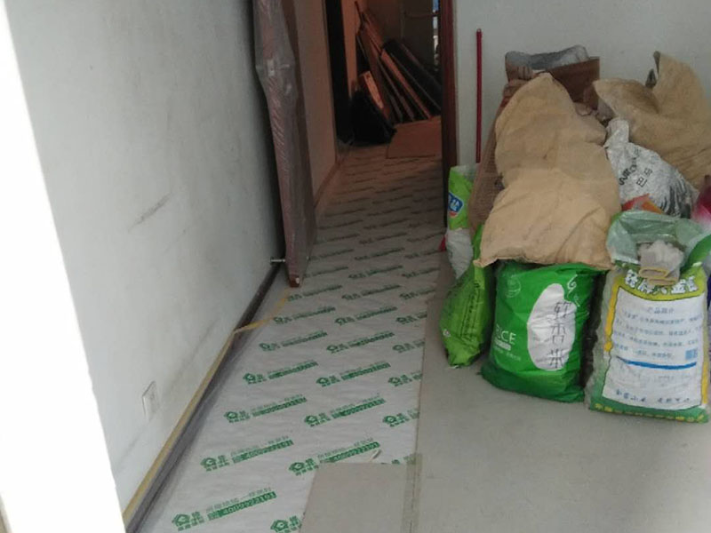 地面保護建渣處理：一、入戶門的保護 各種裝修物料的進場以及各種建筑裝修的清理，都會經(jīng)過入戶門，這些物品在搬運的過程中，與入戶門發(fā)生磕碰、摩擦的機率大大增加，第一個需要做好成品保護的地方就是我們的入戶門。 二、水電改造時的保護 1、電路改造的時候，能開槽的地方盡量開槽。 2、不能開槽的地方一定要做好固定和保護。 3、下水管要封好 。4、對裸露的線頭盡量進行包裹。  三、瓷磚、地板的鋪貼保護 瓷磚、地板的鋪裝，也屬于基礎裝修的部分，經(jīng)常發(fā)現(xiàn)瓷磚施工時和施工后都沒有做成品保護工作。 