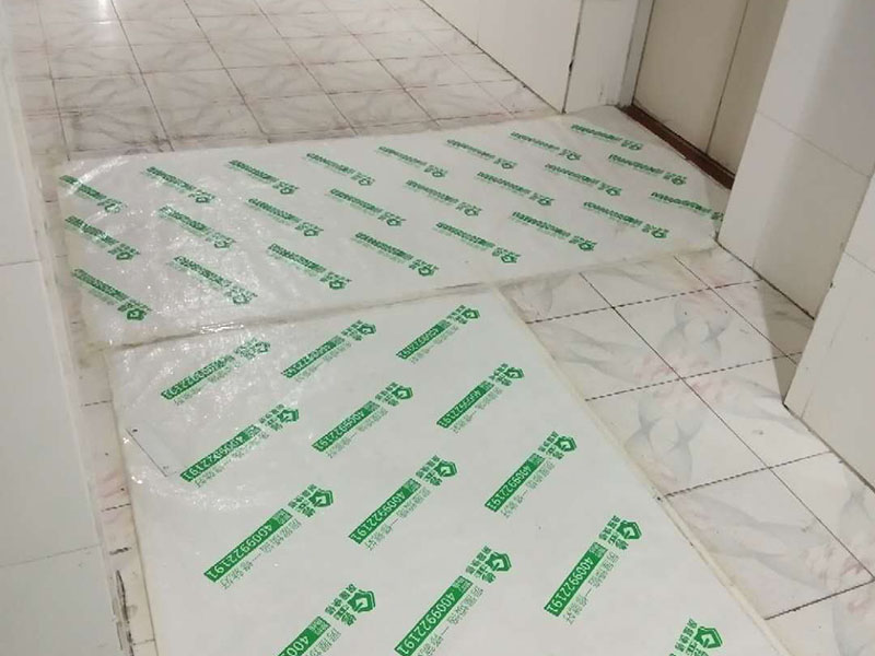 地面保護建渣處理：一、入戶門的保護 各種裝修物料的進場以及各種建筑裝修的清理，都會經(jīng)過入戶門，這些物品在搬運的過程中，與入戶門發(fā)生磕碰、摩擦的機率大大增加，第一個需要做好成品保護的地方就是我們的入戶門。 二、水電改造時的保護 1、電路改造的時候，能開槽的地方盡量開槽。 2、不能開槽的地方一定要做好固定和保護。 3、下水管要封好 。4、對裸露的線頭盡量進行包裹。  三、瓷磚、地板的鋪貼保護 瓷磚、地板的鋪裝，也屬于基礎裝修的部分，經(jīng)常發(fā)現(xiàn)瓷磚施工時和施工后都沒有做成品保護工作。 