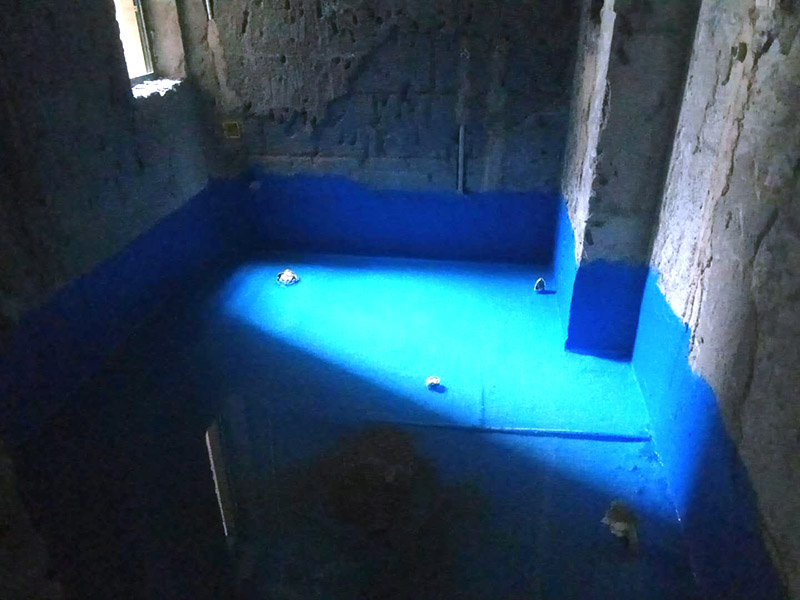 衛(wèi)生間防水及客廳地面保護：刷第一遍防水涂料。施工前確保工地干凈、干燥，防水涂料要涂滿，無遺漏，與基層結(jié)合牢固，無裂紋，無氣泡，無脫落現(xiàn)象。涂刷高度一致，厚度要達到產(chǎn)品規(guī)定要求。刷第二遍防水涂料。注意、第二遍防水涂料間需要有一定時間間隔，待遍涂料干透后才能進行第二遍，具體時間視涂料而定。間隔時間太短，防水的效果會大打折扣。鋪保護層。為防止之后的施工破壞防水層，需在防水涂料表面鋪上保護層。保護層要完全覆蓋防水層，無遺漏，與基層結(jié)合牢固，無裂紋，無氣泡，無脫落現(xiàn)象。閉水試驗。閉水試驗時，地面點的水線不能低于2厘米，保存至少24小時，觀察無滲漏現(xiàn)象后方算合格。如有滲漏，需重做，切莫不能疏忽大意。
