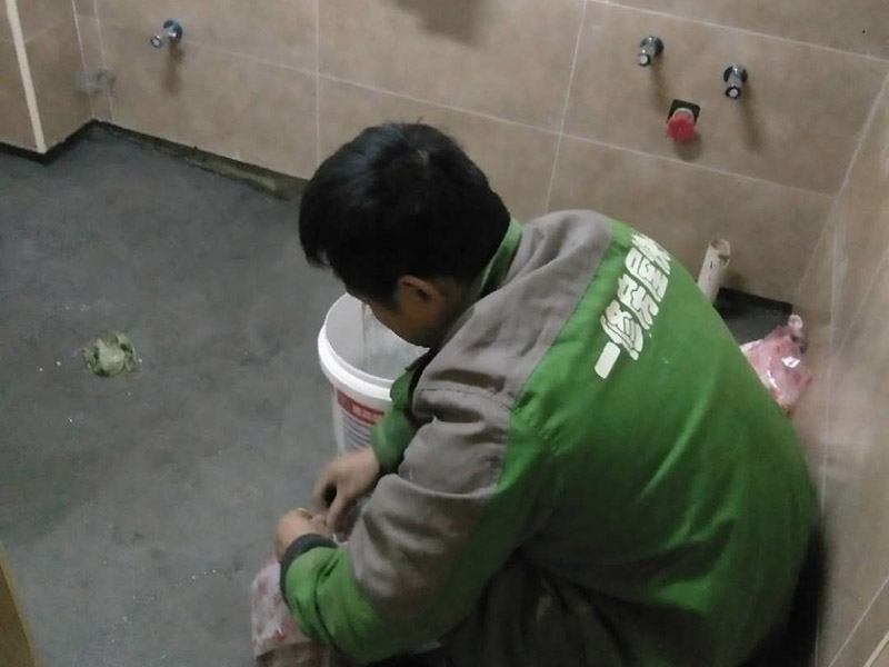 衛(wèi)生間做二次防水：首先，要用水泥砂漿將地面做平(特別是重新做裝修的房子)，然后再做防水處理。這樣可以避免防水涂料因薄厚不均或刺穿防水卷材而造成滲漏。墻體與地面之間的接縫以及上下水管道與地面的接縫處，是容易出現(xiàn)問題的地方。所以這些部位一定要格外注意，處理一定要細(xì)致，不能有絲毫的馬虎。為了達(dá)到較好的防水效果，一般衛(wèi)生間的墻面上也要做大約750px高的防水處理，防止積水洇透墻面。與浴缸相鄰的墻面，防水處理的高度也要比浴缸上沿高出一些，淋浴要達(dá)到4500px的高度。防水施工完畢后，要將衛(wèi)生間的所有下水道堵住，進行注水試驗。24小時后檢查，若衛(wèi)生間的四周墻面和地面沒有滲漏現(xiàn)象說明衛(wèi)生間防水質(zhì)量很好。反之，要找出漏點，進行維修。