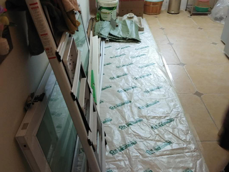 衛(wèi)生間做二次防水：首先，要用水泥砂漿將地面做平(特別是重新做裝修的房子)，然后再做防水處理。這樣可以避免防水涂料因薄厚不均或刺穿防水卷材而造成滲漏。墻體與地面之間的接縫以及上下水管道與地面的接縫處，是容易出現(xiàn)問題的地方。所以這些部位一定要格外注意，處理一定要細(xì)致，不能有絲毫的馬虎。為了達(dá)到較好的防水效果，一般衛(wèi)生間的墻面上也要做大約750px高的防水處理，防止積水洇透墻面。與浴缸相鄰的墻面，防水處理的高度也要比浴缸上沿高出一些，淋浴要達(dá)到4500px的高度。防水施工完畢后，要將衛(wèi)生間的所有下水道堵住，進行注水試驗。24小時后檢查，若衛(wèi)生間的四周墻面和地面沒有滲漏現(xiàn)象說明衛(wèi)生間防水質(zhì)量很好。反之，要找出漏點，進行維修。