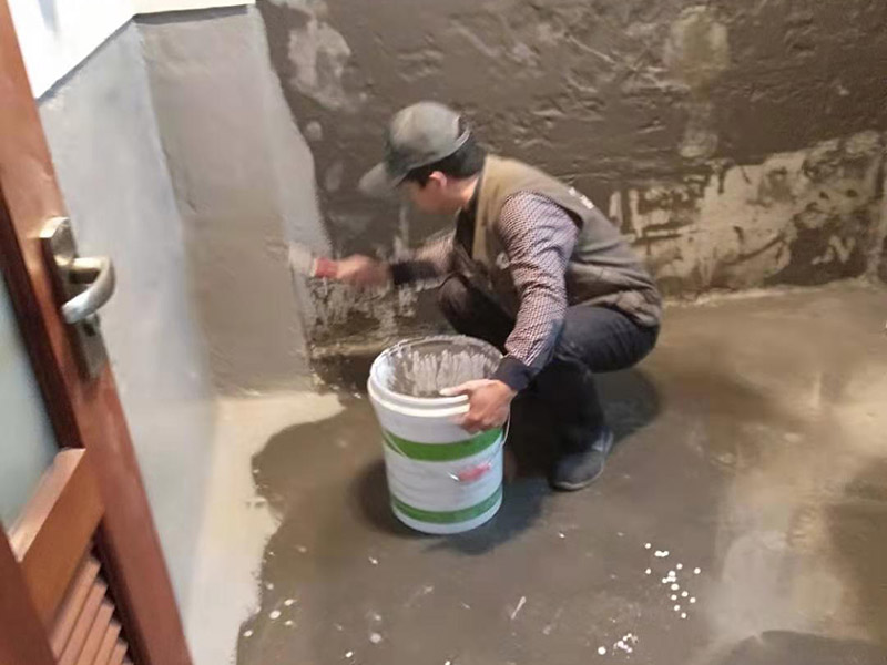 墻面刷防水維修：在涂刷防水涂層之前，先要清理墻面和地面。同時，要用連接的氣泵皮管吹盡陰角處的浮層；首先要量出防水層的高度并劃出基準(zhǔn)線；刷防水涂料時要先刷基準(zhǔn)線以下位置，并在墻面和地面連接陰角處刷成八字，上下交叉，交接處接應(yīng)有200mm，不得有漏刷情況出現(xiàn)。 墻角涂刷完成后，沿基準(zhǔn)線涂刷墻體：第一遍涂刷墻面時，應(yīng)上下縱向涂刷，第二遍涂刷墻體，應(yīng)左右橫向涂刷。 地面防水涂料的涂刷應(yīng)該從房間里側(cè)向門口涂刷，地面水管接口處尤其要仔細(xì)涂刷，不能有任何遺漏。