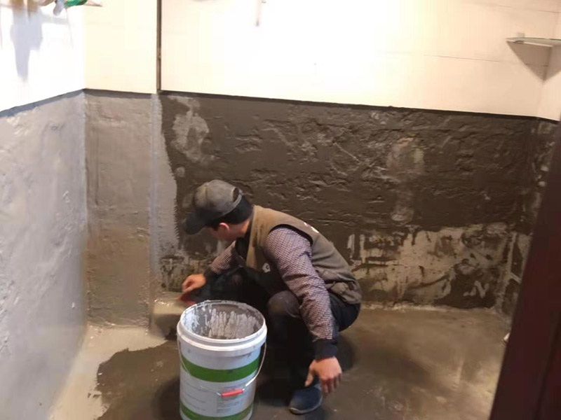 墻面刷防水維修：在涂刷防水涂層之前，先要清理墻面和地面。同時，要用連接的氣泵皮管吹盡陰角處的浮層；首先要量出防水層的高度并劃出基準(zhǔn)線；刷防水涂料時要先刷基準(zhǔn)線以下位置，并在墻面和地面連接陰角處刷成八字，上下交叉，交接處接應(yīng)有200mm，不得有漏刷情況出現(xiàn)。 墻角涂刷完成后，沿基準(zhǔn)線涂刷墻體：第一遍涂刷墻面時，應(yīng)上下縱向涂刷，第二遍涂刷墻體，應(yīng)左右橫向涂刷。 地面防水涂料的涂刷應(yīng)該從房間里側(cè)向門口涂刷，地面水管接口處尤其要仔細(xì)涂刷，不能有任何遺漏。