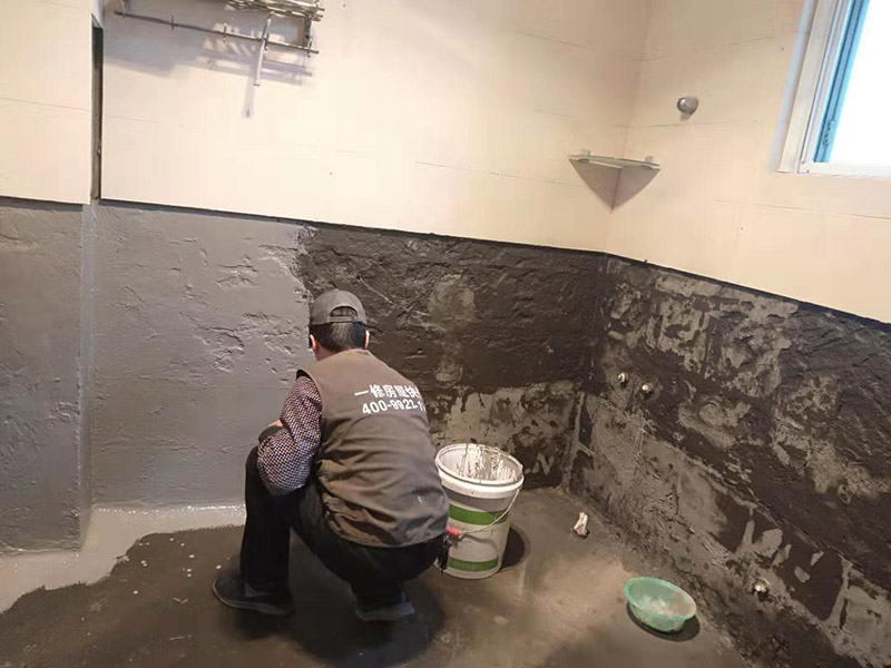 墻面刷防水維修：在涂刷防水涂層之前，先要清理墻面和地面。同時，要用連接的氣泵皮管吹盡陰角處的浮層；首先要量出防水層的高度并劃出基準(zhǔn)線；刷防水涂料時要先刷基準(zhǔn)線以下位置，并在墻面和地面連接陰角處刷成八字，上下交叉，交接處接應(yīng)有200mm，不得有漏刷情況出現(xiàn)。 墻角涂刷完成后，沿基準(zhǔn)線涂刷墻體：第一遍涂刷墻面時，應(yīng)上下縱向涂刷，第二遍涂刷墻體，應(yīng)左右橫向涂刷。 地面防水涂料的涂刷應(yīng)該從房間里側(cè)向門口涂刷，地面水管接口處尤其要仔細(xì)涂刷，不能有任何遺漏。