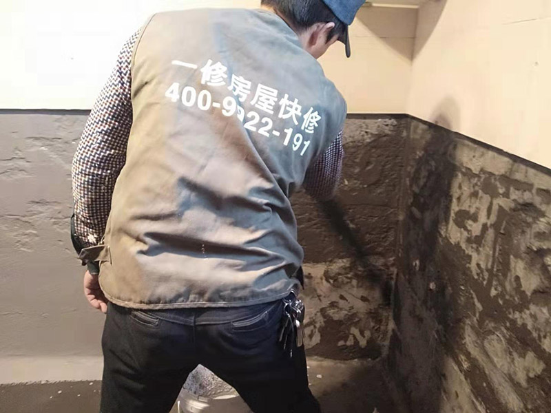 墻面刷防水維修：在涂刷防水涂層之前，先要清理墻面和地面。同時，要用連接的氣泵皮管吹盡陰角處的浮層；首先要量出防水層的高度并劃出基準(zhǔn)線；刷防水涂料時要先刷基準(zhǔn)線以下位置，并在墻面和地面連接陰角處刷成八字，上下交叉，交接處接應(yīng)有200mm，不得有漏刷情況出現(xiàn)。 墻角涂刷完成后，沿基準(zhǔn)線涂刷墻體：第一遍涂刷墻面時，應(yīng)上下縱向涂刷，第二遍涂刷墻體，應(yīng)左右橫向涂刷。 地面防水涂料的涂刷應(yīng)該從房間里側(cè)向門口涂刷，地面水管接口處尤其要仔細(xì)涂刷，不能有任何遺漏。