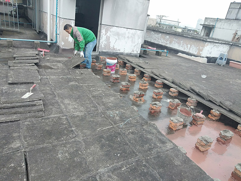 屋面防水施工：涂膜防水層依附于基層，基層質(zhì)量好壞，直接影響防水涂膜的質(zhì)量。因而在涂膜施工前，應對基層進行認真的檢查和必要的處理，使之達到涂膜施工的要求。涂料的涂布應采取“先高后低、先遠后近、先立面后平面”的施工順序。同一屋面上先涂布排水比較集中的水落口、天溝、檐口等節(jié)點部位，再進行大面積的涂布。用滾刷或毛刷均勻地涂刷多遍，直到達到規(guī)定的涂膜厚度要求，不得漏底，待涂層干固后，才能進行下一道工序。當多遍涂布時，每遍涂刷方向應與上一遍方向相垂直。