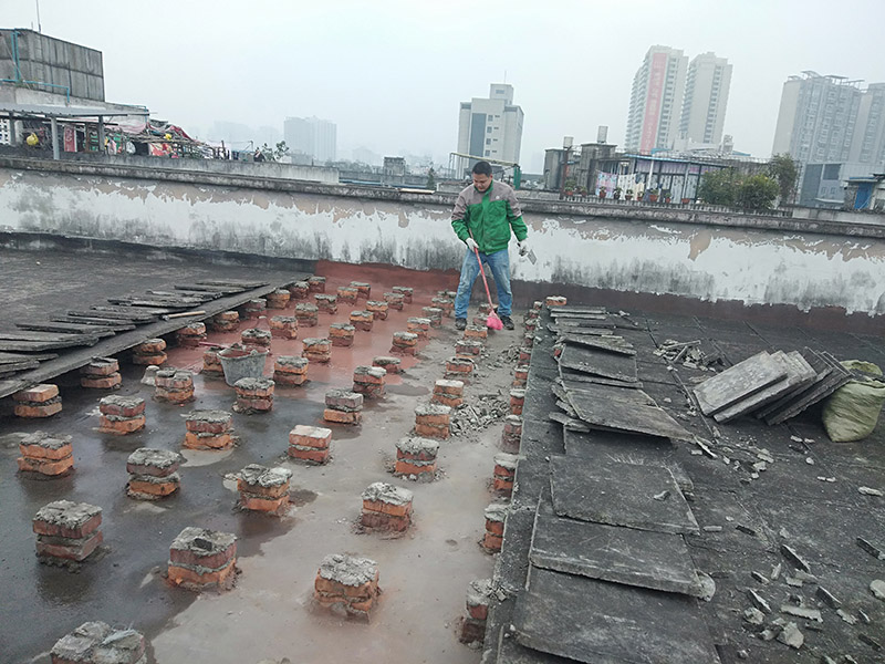 屋面防水施工：涂膜防水層依附于基層，基層質(zhì)量好壞，直接影響防水涂膜的質(zhì)量。因而在涂膜施工前，應對基層進行認真的檢查和必要的處理，使之達到涂膜施工的要求。涂料的涂布應采取“先高后低、先遠后近、先立面后平面”的施工順序。同一屋面上先涂布排水比較集中的水落口、天溝、檐口等節(jié)點部位，再進行大面積的涂布。用滾刷或毛刷均勻地涂刷多遍，直到達到規(guī)定的涂膜厚度要求，不得漏底，待涂層干固后，才能進行下一道工序。當多遍涂布時，每遍涂刷方向應與上一遍方向相垂直。