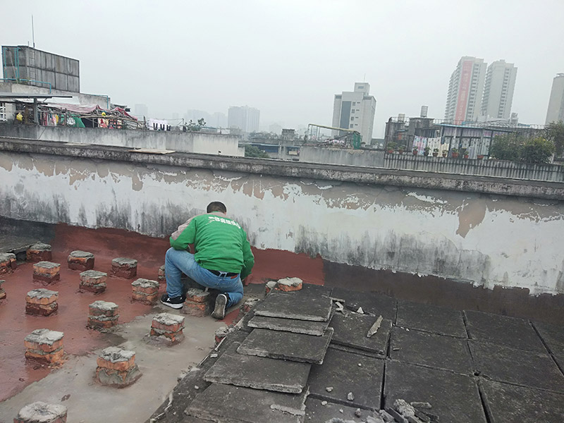 屋面防水施工：涂膜防水層依附于基層，基層質(zhì)量好壞，直接影響防水涂膜的質(zhì)量。因而在涂膜施工前，應對基層進行認真的檢查和必要的處理，使之達到涂膜施工的要求。涂料的涂布應采取“先高后低、先遠后近、先立面后平面”的施工順序。同一屋面上先涂布排水比較集中的水落口、天溝、檐口等節(jié)點部位，再進行大面積的涂布。用滾刷或毛刷均勻地涂刷多遍，直到達到規(guī)定的涂膜厚度要求，不得漏底，待涂層干固后，才能進行下一道工序。當多遍涂布時，每遍涂刷方向應與上一遍方向相垂直。