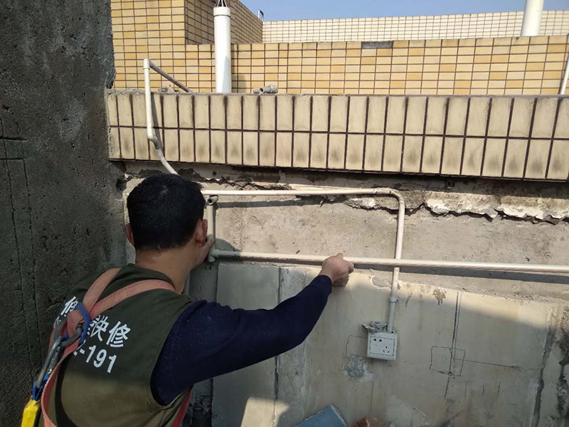 鄭州房屋維修公司維修水管怎么收費(fèi)，鄭州鋪地磚工錢(qián)多少錢(qián)一平方