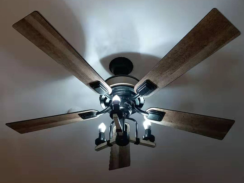吊扇燈安裝：首先要使電路斷電，請拆下相應(yīng)的保險絲或使相應(yīng)斷路器跳閘。另外，您也可以操作總開關(guān)以切斷家里的總電源。從天花板上拆下原來的燈具。大多數(shù)燈具都使用螺栓或螺釘固定在天花板上，拆下蓋板后可斷開連接。在大多數(shù)家庭中，電路中有兩根線，燈具中有三根線。將黑線和黑線相連、白線和白線相連，然后將剩余的接地線(裸線或綠線)連接到金屬接線盒中或制造商建議的其他位置。使用接線螺母進行連接，并在連接后檢查是否牢固。