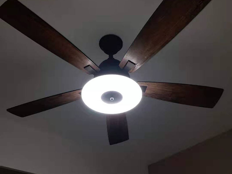 吊扇燈安裝：首先要使電路斷電，請拆下相應(yīng)的保險絲或使相應(yīng)斷路器跳閘。另外，您也可以操作總開關(guān)以切斷家里的總電源。從天花板上拆下原來的燈具。大多數(shù)燈具都使用螺栓或螺釘固定在天花板上，拆下蓋板后可斷開連接。在大多數(shù)家庭中，電路中有兩根線，燈具中有三根線。將黑線和黑線相連、白線和白線相連，然后將剩余的接地線(裸線或綠線)連接到金屬接線盒中或制造商建議的其他位置。使用接線螺母進行連接，并在連接后檢查是否牢固。