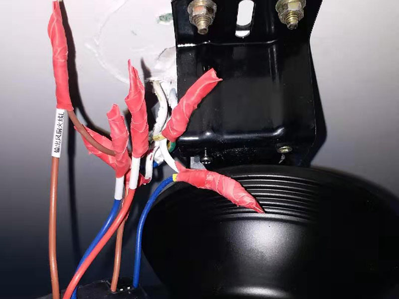 吊扇燈安裝：首先要使電路斷電，請拆下相應(yīng)的保險絲或使相應(yīng)斷路器跳閘。另外，您也可以操作總開關(guān)以切斷家里的總電源。從天花板上拆下原來的燈具。大多數(shù)燈具都使用螺栓或螺釘固定在天花板上，拆下蓋板后可斷開連接。在大多數(shù)家庭中，電路中有兩根線，燈具中有三根線。將黑線和黑線相連、白線和白線相連，然后將剩余的接地線(裸線或綠線)連接到金屬接線盒中或制造商建議的其他位置。使用接線螺母進行連接，并在連接后檢查是否牢固。