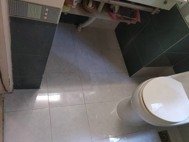 衛(wèi)生間局部裝修：我們要做好衛(wèi)生間的防水工程，一般來說，它的地面防水是需要做兩遍，其防水層要高出地面大概250mm左右。然后我們在做好保護層，處理好地面防水之后，衛(wèi)生間的墻面也需要做好相應的防水工程。需要注意的是衛(wèi)生間的墻面防水層最好做到頂，防水工程做好之后，一定不要忘了做24小時閉水試驗。