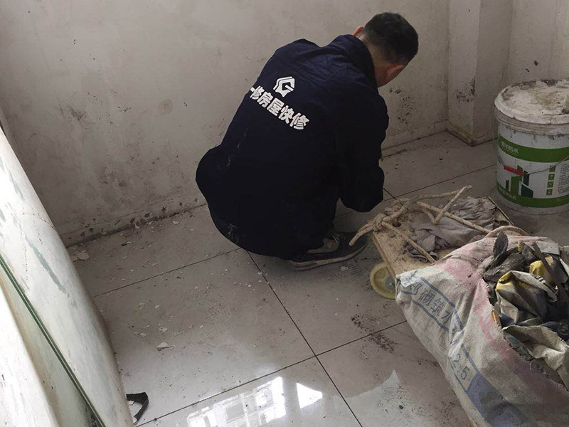 浴室墻磚更換：鋪瓷磚的順序其實(shí)也是有不少講究的，鋪地磚的時(shí)候應(yīng)該從內(nèi)向外貼，遇到坡度或者有地漏的地方，還要注意排水方向找坡；墻面磚的鋪貼應(yīng)該從下向上進(jìn)行。為了最后的鋪貼效果美觀，最底層的瓷磚要最后貼；墻面磚鋪貼結(jié)束以后還要壓地磚。 這里要注意的是，貼瓷磚的時(shí)候不能一面墻貼到頂，否則由于瓷磚較重容易引起脫落。鋪好了地磚盡量不要去踩。