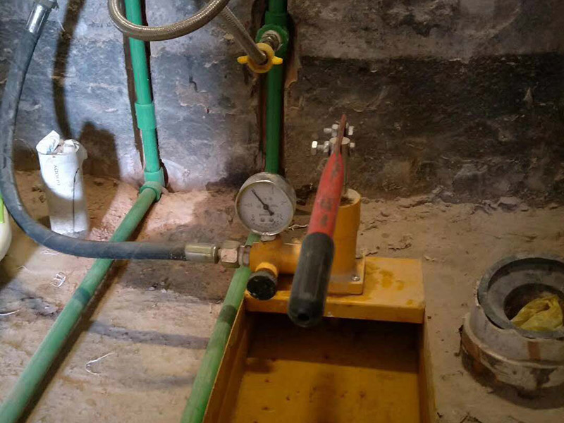 廚房水管打壓測試：1、直至管道內充滿水,關閉排氣孔。2、逐步增加管道壓力(可觀察壓力表),增至到試驗壓力并穩(wěn)壓30min,期間如壓力下降可注水補壓。但不得高于試驗壓力。3、檢查管道接口、配件等處有無滲漏現(xiàn)象。如有滲漏,,應中止試壓,查明原因并解決滲漏,再按步驟5進行組織試壓。4、泄壓至最大試驗壓力的50%;5、如果壓力穩(wěn)定在50%的最大工作壓力,甚至有壓力上升現(xiàn)象,表明無滲漏;6、再持續(xù)進行外觀檢查90in,如仍無滲漏,則試壓合格。7、管道長度,根據(jù)實際情況采取,但最長不得長于500m;8、在管道兩端(已焊有PE法蘭盤)配裝密閉法蘭板,中間使用硅膠板作密封。用螺栓緊固,并配置球閥。一端為進水口,一端為出水口(也做排氣孔)。9、在進水口端,應安裝上壓力表。