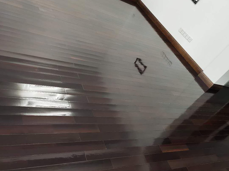地板保養(yǎng)打蠟：首先不是所有的地板都是有需要打蠟保養(yǎng)的，強(qiáng)化地板就是不需要打蠟的。它是分為了耐磨層、基材層和底層三層結(jié)合成的。表層耐磨層為三氧化二鋁，具有較高的耐磨性和防護(hù)性，因此相對(duì)于實(shí)木等其他地板，強(qiáng)化地板的表層本身保護(hù)比較嚴(yán)實(shí)，不需要“多此一舉”。 很多人認(rèn)為打蠟時(shí)，越多蠟越好，其實(shí)這個(gè)是很大的誤區(qū)。如果是用蠟過多，反而因?yàn)榭p隙填滿太多而影響美觀，還有可能會(huì)造成也拋光不勻，直接影響了地板亮度。所以只要用適當(dāng)?shù)挠靡恍┫灳蛪蛄?，而且地板打蠟也不是越頻繁越好，一般實(shí)木地板隔半年打一次即可。