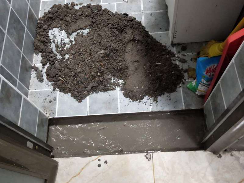 門檻石更換安裝：讓瓦工用切割機(jī)沿著大理石的邊口（縫隙）切割，然后用榔頭砸掉，再清除剩下的石材碎片就行了。當(dāng)兩個(gè)空間（例如房間）地面所用的材料質(zhì)地不同時(shí)，特別是兩種材料無(wú)法互相收口。利用門檻石分別給兩種材料收口（交圈）。這種交圈在施工中的許多地方、許多工種都廣泛運(yùn)用。比如你說(shuō)的廚房與外面的房間，由于廚房多數(shù)采用地磚，其他房間則不一定是地磚，可能是地板；而地磚鋪設(shè)到門邊時(shí)往往不是整數(shù)（模數(shù)）；假設(shè)地板也是垂直與門的，這樣在兩者之間放置一塊條形石材，既可以將地磚的拼縫遮擋住，也可以遮擋住地板的拼縫。兩種材料之間有一個(gè)過(guò)度。行話說(shuō)：“交圈了”。