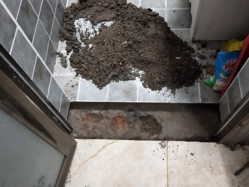 門檻石更換安裝：讓瓦工用切割機(jī)沿著大理石的邊口（縫隙）切割，然后用榔頭砸掉，再清除剩下的石材碎片就行了。當(dāng)兩個(gè)空間（例如房間）地面所用的材料質(zhì)地不同時(shí)，特別是兩種材料無(wú)法互相收口。利用門檻石分別給兩種材料收口（交圈）。這種交圈在施工中的許多地方、許多工種都廣泛運(yùn)用。比如你說(shuō)的廚房與外面的房間，由于廚房多數(shù)采用地磚，其他房間則不一定是地磚，可能是地板；而地磚鋪設(shè)到門邊時(shí)往往不是整數(shù)（模數(shù)）；假設(shè)地板也是垂直與門的，這樣在兩者之間放置一塊條形石材，既可以將地磚的拼縫遮擋住，也可以遮擋住地板的拼縫。兩種材料之間有一個(gè)過(guò)度。行話說(shuō)：“交圈了”。