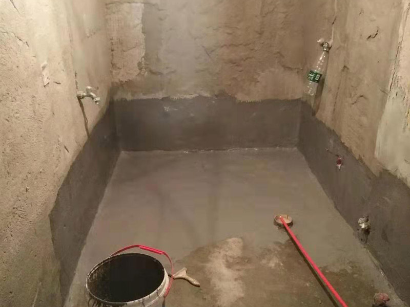 衛(wèi)生間刷防水：首先要進(jìn)行地面處理，確保地面干凈，沒有任何雜物污染，基層表面堅(jiān)實(shí)，無脫皮等現(xiàn)象，我們還要進(jìn)行地面找平，保證地面平整，沒有較大的缺陷和補(bǔ)痕。一般來說，衛(wèi)生間的防水要做到180厘米，非淋浴墻面防水不能低于35厘米。小編建議防水統(tǒng)一做到180厘米。刷涂料不僅要注意高度，還有注意涂刷的厚度，國家規(guī)定防水涂料要涂到1.5毫米厚。防水涂料是要刷兩遍，第二遍涂料是要等第一遍涂料干透之后才能開始刷。
