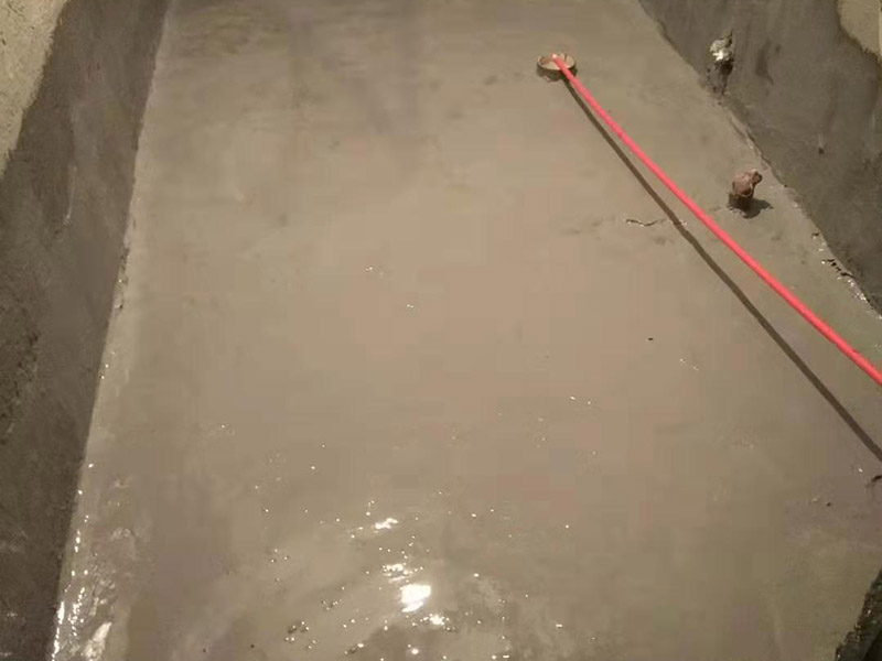 衛(wèi)生間刷防水：首先要進(jìn)行地面處理，確保地面干凈，沒有任何雜物污染，基層表面堅(jiān)實(shí)，無脫皮等現(xiàn)象，我們還要進(jìn)行地面找平，保證地面平整，沒有較大的缺陷和補(bǔ)痕。一般來說，衛(wèi)生間的防水要做到180厘米，非淋浴墻面防水不能低于35厘米。小編建議防水統(tǒng)一做到180厘米。刷涂料不僅要注意高度，還有注意涂刷的厚度，國家規(guī)定防水涂料要涂到1.5毫米厚。防水涂料是要刷兩遍，第二遍涂料是要等第一遍涂料干透之后才能開始刷。