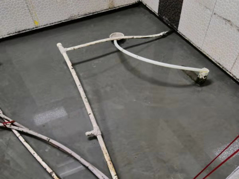 衛(wèi)生間閉水試驗：防水施工驗收，需要進行兩次閉水試驗。但是沒有規(guī)定兩次閉水試驗都是在什么時候做，所以不同地區(qū)、不同裝修公司，做兩次試驗的時間也不同。常見兩種做法： 1.第一次防水試驗在防水層施工完成，保護層施工之前進行，這種做法可以及早找出防水層施工的錯誤，并及時進行改正。 第二次防水試驗在保護層施工完成后進行，這一次試驗也是業(yè)主、物業(yè)對防水工程的驗收。 2.第一次防水試驗在防水完全施工后（保護層也施工完成），驗收也是在此時進行。 第二次防水試驗在地面、潔具施工完成后（入住前）。這樣做的好處，是可以檢查在地面施工時，是否對防水層造成了破壞。 無論使用哪種做法，在發(fā)現(xiàn)防水施工錯誤之后，應立刻進行維修。且維修后應該重新做兩次閉水試驗。