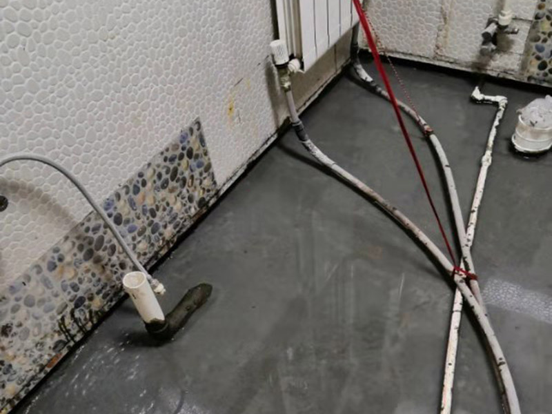 衛(wèi)生間閉水試驗：防水施工驗收，需要進行兩次閉水試驗。但是沒有規(guī)定兩次閉水試驗都是在什么時候做，所以不同地區(qū)、不同裝修公司，做兩次試驗的時間也不同。常見兩種做法： 1.第一次防水試驗在防水層施工完成，保護層施工之前進行，這種做法可以及早找出防水層施工的錯誤，并及時進行改正。 第二次防水試驗在保護層施工完成后進行，這一次試驗也是業(yè)主、物業(yè)對防水工程的驗收。 2.第一次防水試驗在防水完全施工后（保護層也施工完成），驗收也是在此時進行。 第二次防水試驗在地面、潔具施工完成后（入住前）。這樣做的好處，是可以檢查在地面施工時，是否對防水層造成了破壞。 無論使用哪種做法，在發(fā)現(xiàn)防水施工錯誤之后，應立刻進行維修。且維修后應該重新做兩次閉水試驗。