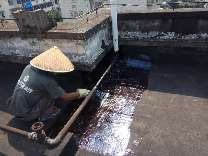 屋頂防水施工：首先，用水泥砂漿找平，同時做好防水層和保護(hù)層，然后，檢查基層處理并進(jìn)行清理，要求不能有任何雜質(zhì)，且屋面必須保持干燥，否則會直接影響防水效果，最后，根據(jù)當(dāng)天的施工量配置相應(yīng)的瀝青，并參照從高到低、從遠(yuǎn)到近的順序，開始鋪貼屋面防水卷材。