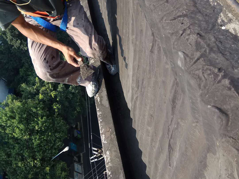 屋頂防水施工：首先，用水泥砂漿找平，同時做好防水層和保護(hù)層，然后，檢查基層處理并進(jìn)行清理，要求不能有任何雜質(zhì)，且屋面必須保持干燥，否則會直接影響防水效果，最后，根據(jù)當(dāng)天的施工量配置相應(yīng)的瀝青，并參照從高到低、從遠(yuǎn)到近的順序，開始鋪貼屋面防水卷材。