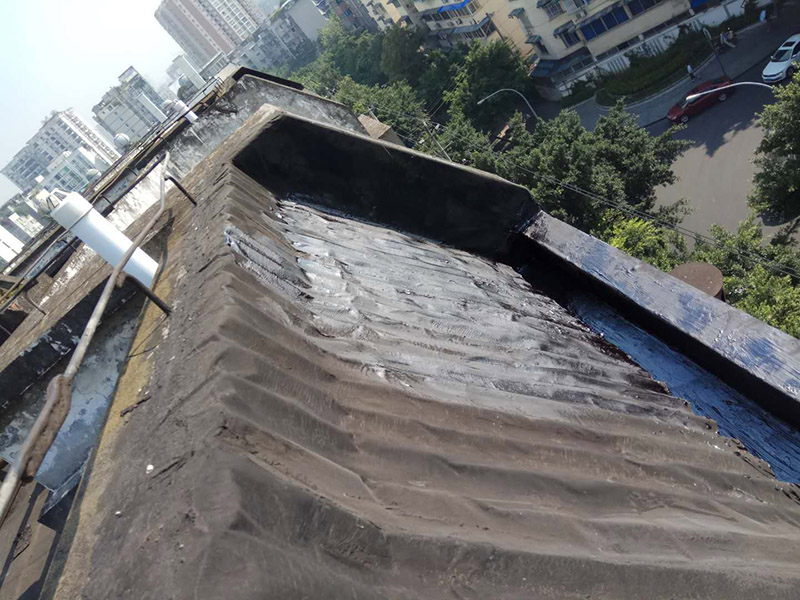 屋頂防水施工：首先，用水泥砂漿找平，同時做好防水層和保護(hù)層，然后，檢查基層處理并進(jìn)行清理，要求不能有任何雜質(zhì)，且屋面必須保持干燥，否則會直接影響防水效果，最后，根據(jù)當(dāng)天的施工量配置相應(yīng)的瀝青，并參照從高到低、從遠(yuǎn)到近的順序，開始鋪貼屋面防水卷材。