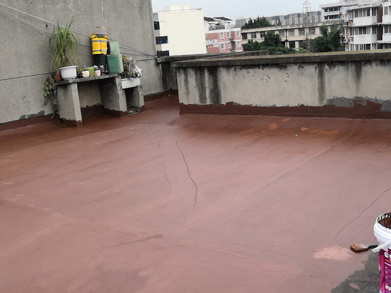 樓頂屋面防水涂刷：1．在干燥表基面上施工防水涂料前應(yīng)先濕潤基du面至無明水為準，若基面潮濕但無明水可直接施工。2．按配比先將防水漿料乳液倒入拌料桶中，然后再將粉料倒入，充分攪拌至均勻、無料粒糊狀，靜置十分鐘后再攪拌一下，效果更佳。3．用毛刷或滾刷直接將膠漿涂刷在基面上，待第一層完全干透后（約2小時或手擦不粘為準），再涂刷第二遍，兩遍的涂刷方向應(yīng)交錯。