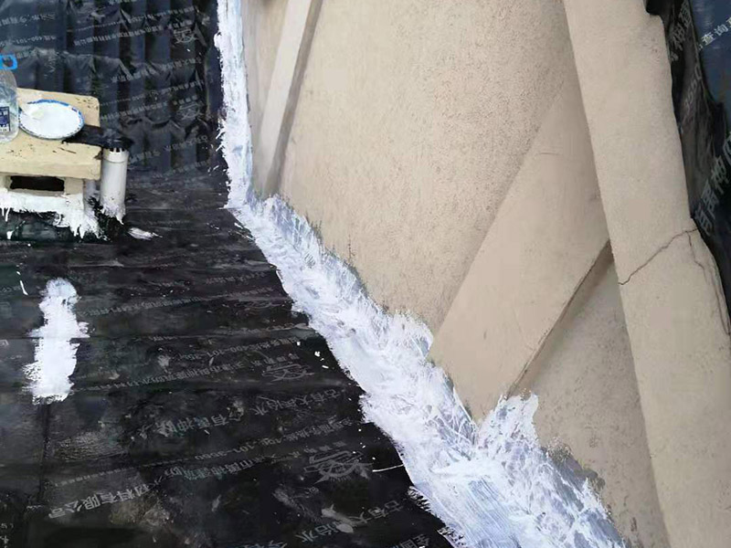 屋頂瓦房鋪防水卷材：1.可以在房子上面鋪上防雨布。2.最好是在瓦下面刷上防雨的材料，之后再鋪瓦。3.可以做防水吊頂。4.傳統(tǒng)的防水補(bǔ)漏。