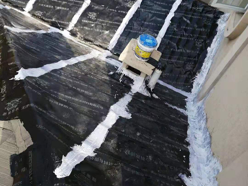 屋頂瓦房鋪防水卷材：1.可以在房子上面鋪上防雨布。2.最好是在瓦下面刷上防雨的材料，之后再鋪瓦。3.可以做防水吊頂。4.傳統(tǒng)的防水補(bǔ)漏。