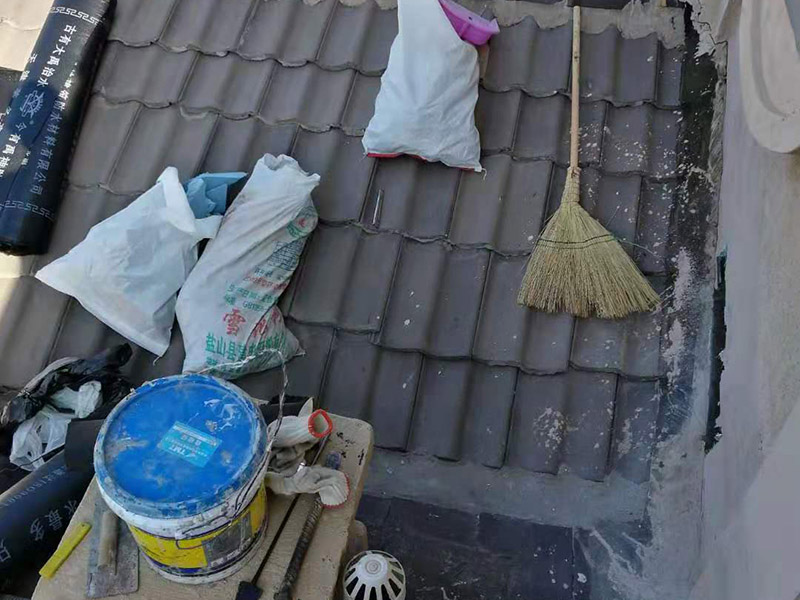 屋頂瓦房鋪防水卷材：1.可以在房子上面鋪上防雨布。2.最好是在瓦下面刷上防雨的材料，之后再鋪瓦。3.可以做防水吊頂。4.傳統(tǒng)的防水補(bǔ)漏。