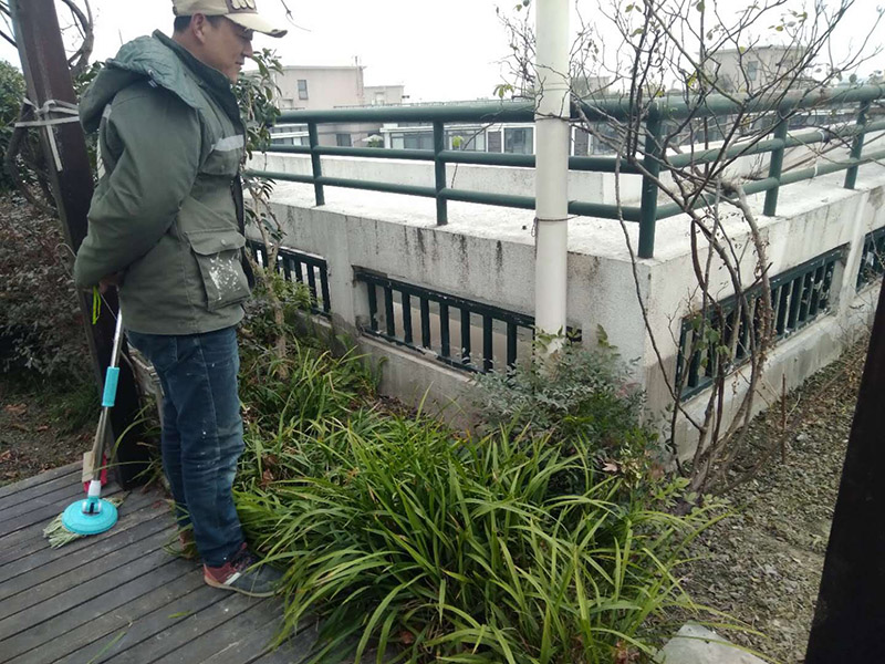屋頂露臺(tái)看現(xiàn)場(chǎng)：如果防水師傅沒有檢驗(yàn)基層，直接就刷防水涂料的話，那么基層比較差，后期肯定會(huì)發(fā)生滲漏問題的。當(dāng)然，有的朋友會(huì)說，即便發(fā)生這種情況，后果也是該師傅來承擔(dān)的。但事實(shí)上，真的沒有人會(huì)希望發(fā)生問題，畢竟在出現(xiàn)問題之后，會(huì)給自己生活帶來很大的麻煩。