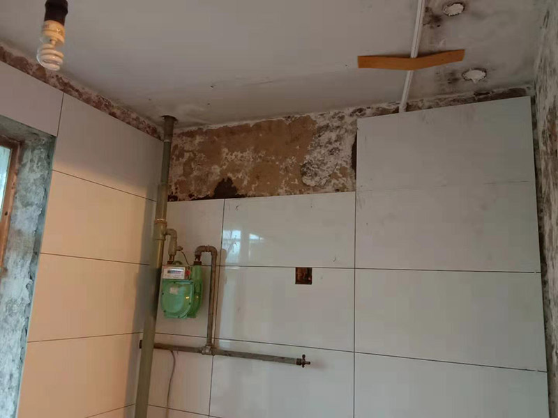 廚房墻面貼瓷磚：貼瓷片要bai根據(jù)墻面要du求，把整磚鋪貼到顯眼的地方，把切過的磚往一邊鋪貼。如果有腰線的話可以鋪貼的高度最好是超過灶臺的高度為佳。鋪貼可以鋪貼完一面墻后在進行下個墻面，記住接口位置的拼接。最好能做到90度角，2瓷片碰接45度接口。 1、用細線拉出墻角的角度，最好每個墻角都90度。2、調(diào)好水泥漿或水泥砂漿。3、從底下橫著粘貼一排，每個磚的平整度很重要，4、連接墻角度的瓷磚接口是用收邊條還是用45度碰角。5,、一般粘貼高度為2.4米。