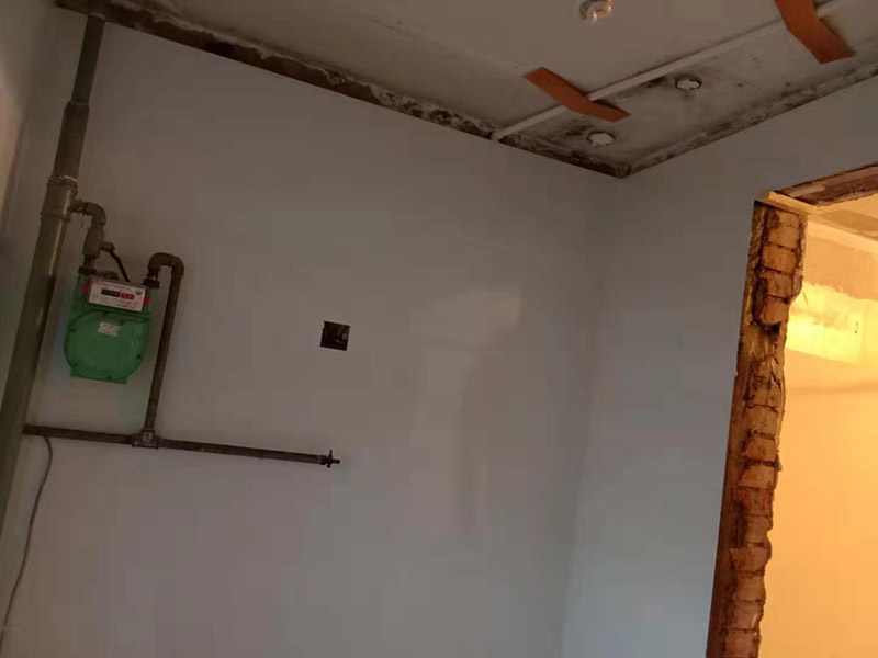 廚房墻面貼瓷磚：貼瓷片要bai根據(jù)墻面要du求，把整磚鋪貼到顯眼的地方，把切過的磚往一邊鋪貼。如果有腰線的話可以鋪貼的高度最好是超過灶臺的高度為佳。鋪貼可以鋪貼完一面墻后在進行下個墻面，記住接口位置的拼接。最好能做到90度角，2瓷片碰接45度接口。 1、用細線拉出墻角的角度，最好每個墻角都90度。2、調(diào)好水泥漿或水泥砂漿。3、從底下橫著粘貼一排，每個磚的平整度很重要，4、連接墻角度的瓷磚接口是用收邊條還是用45度碰角。5,、一般粘貼高度為2.4米。