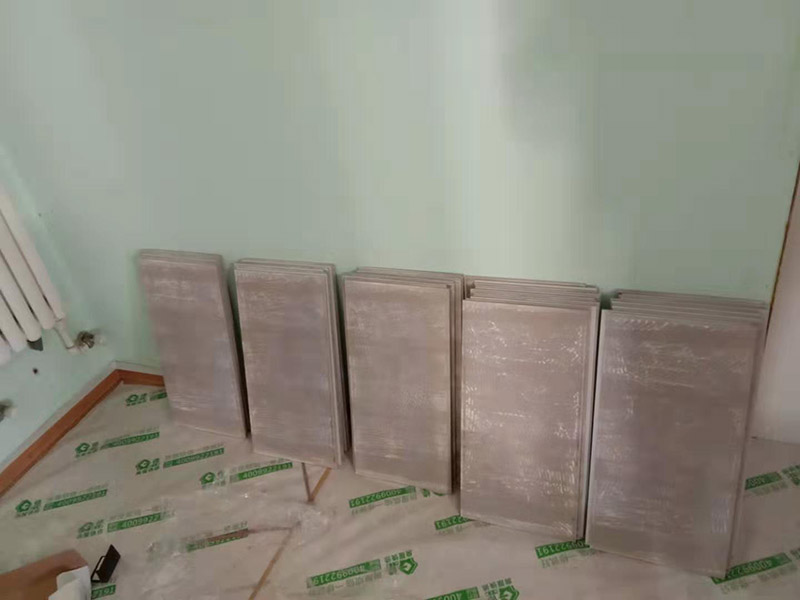 廚房貼瓷磚維修：貼磚之前你的用大盆將瓷磚浸泡12小時(shí)然后再拿到蔭涼出放置12小時(shí)；地面抄平完畢，做好地面防水及防水保護(hù)層。做好水電管線已安裝，并堵實(shí)抹平腳手眼和管洞等。臉盆架、鏡卡、管卡、水箱、煤氣等應(yīng)埋好防腐木磚，位置準(zhǔn)確。然后將殘存在基層的砂漿粉渣、灰塵、油污等清理干凈，并提前澆水濕潤。 待底層灰六、七層干時(shí)，按圖紙要求，面磚規(guī)格及實(shí)際條件進(jìn)行排磚、彈線。刮平，隨抹隨自上而下粘貼面磚，要求砂漿飽滿，虧灰時(shí)，取下重貼，并隨時(shí)用靠尺檢查平整度，同時(shí)保證縫隙寬度一致貼完經(jīng)自檢無空鼓、不平、不直后，用棉紗擦干凈，用白水泥漿或拍干水泥擦縫，用布將縫內(nèi)的素漿擦勻，磚面擦干凈。