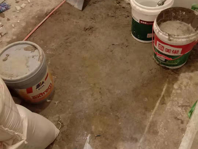 廚房貼瓷磚維修：貼磚之前你的用大盆將瓷磚浸泡12小時(shí)然后再拿到蔭涼出放置12小時(shí)；地面抄平完畢，做好地面防水及防水保護(hù)層。做好水電管線已安裝，并堵實(shí)抹平腳手眼和管洞等。臉盆架、鏡卡、管卡、水箱、煤氣等應(yīng)埋好防腐木磚，位置準(zhǔn)確。然后將殘存在基層的砂漿粉渣、灰塵、油污等清理干凈，并提前澆水濕潤。 待底層灰六、七層干時(shí)，按圖紙要求，面磚規(guī)格及實(shí)際條件進(jìn)行排磚、彈線。刮平，隨抹隨自上而下粘貼面磚，要求砂漿飽滿，虧灰時(shí)，取下重貼，并隨時(shí)用靠尺檢查平整度，同時(shí)保證縫隙寬度一致貼完經(jīng)自檢無空鼓、不平、不直后，用棉紗擦干凈，用白水泥漿或拍干水泥擦縫，用布將縫內(nèi)的素漿擦勻，磚面擦干凈。